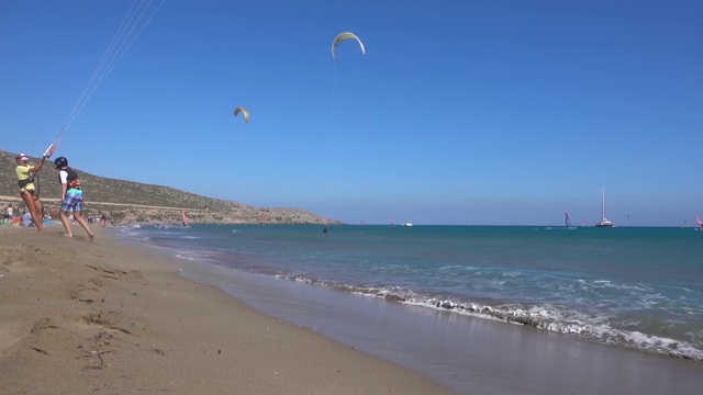 普拉松尼西风筝海滩，地中海，风筝冲浪者骑在海上，罗德岛希腊。视频素材