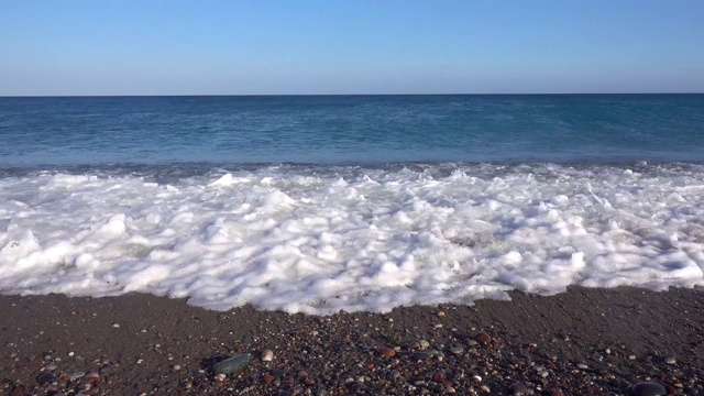 大海，海岸，卵石滩，海浪拍打着海岸。视频素材