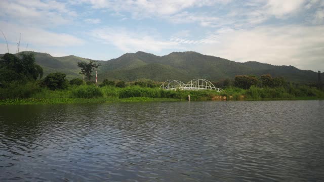 河中鸭脚船的山景。视频素材