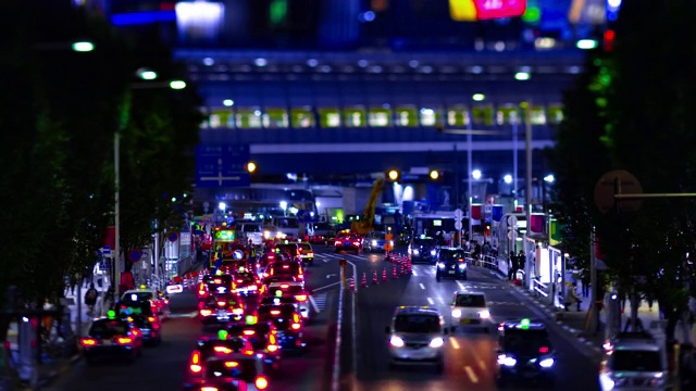 在东京涩谷的一个微型城市街道的夜晚时间推移倾斜视频素材