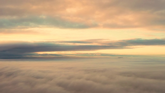 鸟瞰图从云端向上到天空的运动。鸟瞰日出或日落时蓝天白云。空中cloudscape。纹理的云。全景。云在运动视频素材