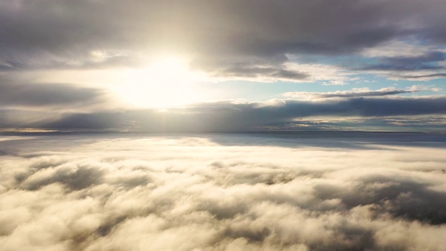 鸟瞰图从云端向上到天空的运动。鸟瞰日出或日落时蓝天白云。空中cloudscape。纹理的云。全景。云在运动视频素材