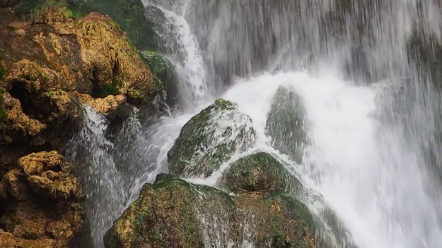 河流和瀑布清澈的水，落在岩石之间的大自然。视频素材