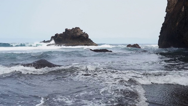 加那利群岛的野生沙滩和火山岩。视频素材