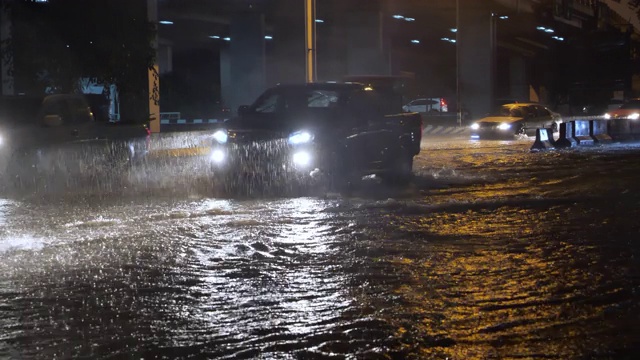 暴雨淹没了高速公路。视频素材