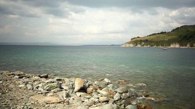 海岸上有岩石的海景。俄罗斯纳霍德卡视频素材