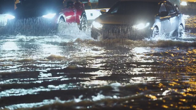 暴雨淹没了高速公路。视频素材