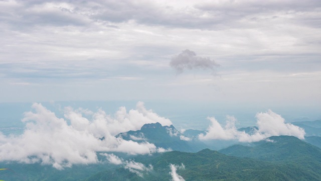 冬季热带森林，雾流过山脉，时间流逝视频视频素材