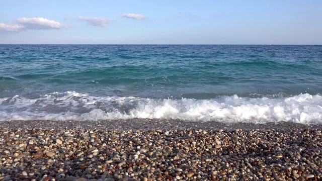 大海，海岸，卵石滩，海浪拍打着海岸。视频素材