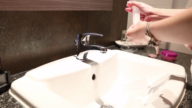 为了预防流感和病毒，妇女们用洗手液洗手视频素材