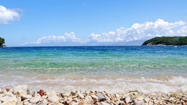 希腊的海滩，有着清澈湛蓝的海水视频素材