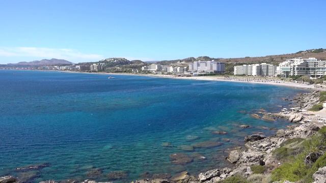 地中海，海岸，岩石海岸，晴天，酒店沿海岸，罗兹岛希腊。视频素材