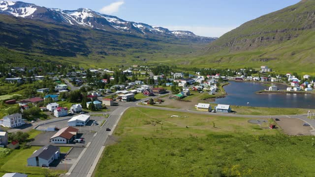 Aerial, pov, Seyðisfjörður在一个夏天，冰岛视频素材