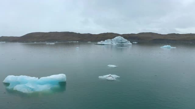 空中，波夫，冰山上的Jökulsárlón，一个冰川湖，冰岛视频素材