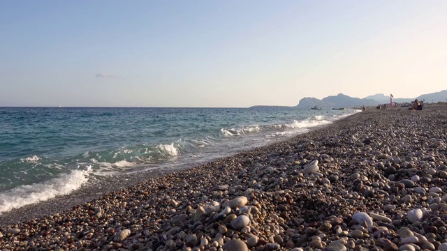 地中海沿岸，布满卵石的海滩，海浪，希腊的罗德岛。视频素材