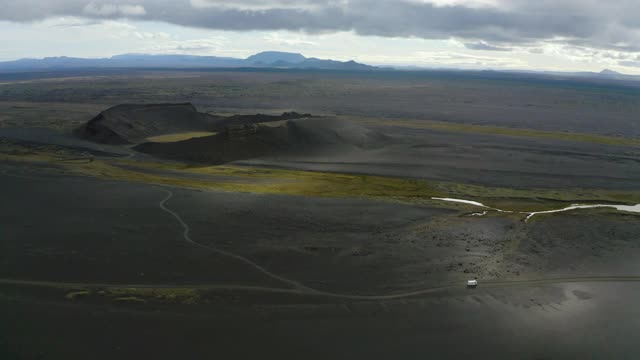 空中追踪，一辆白色房车驶离冰岛赫罗兹堡火山口视频素材