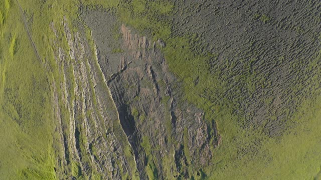 冰岛，空中，高角度，长满草的悬崖和火山海滩视频素材