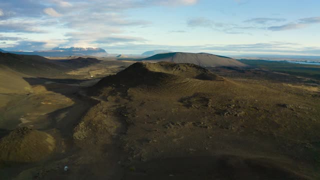 空中，波夫，一个贫瘠的景观与火山口，冰岛视频素材