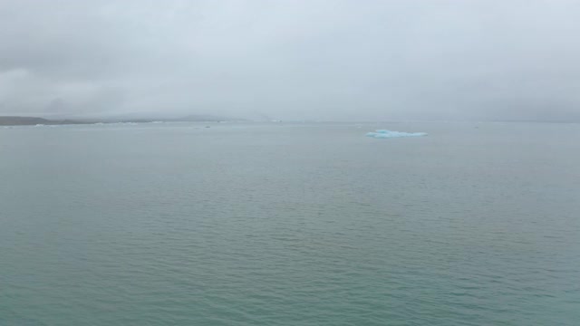 空中，波夫，冰山上的Jökulsárlón，一个冰川湖，冰岛视频素材