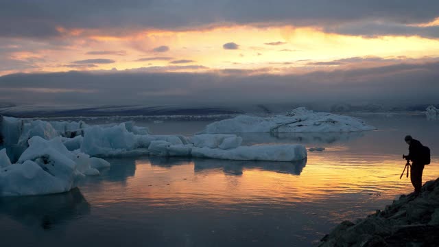 中等，冰川景观Jökulsárlón日落，冰岛视频素材