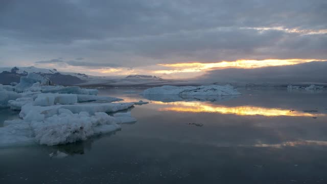 中等，冰川景观Jökulsárlón日落，冰岛视频素材