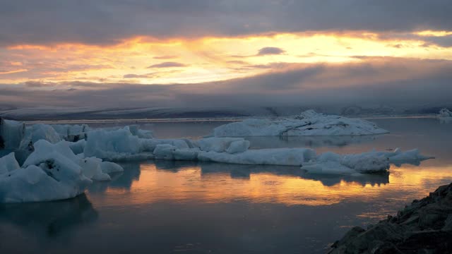 中等，冰川景观Jökulsárlón日落，冰岛视频素材