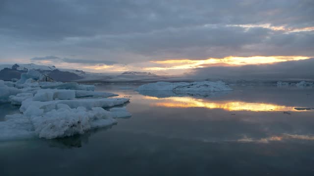 中等，冰川景观Jökulsárlón日落，冰岛视频素材