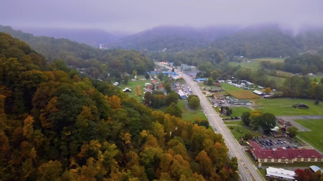 空中镜头，秋天的山脉和汽车行驶在Soco道路上方Maggie山谷，美国北卡罗莱纳州视频素材