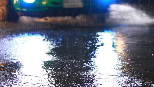 在暴雨引起的洪水中在被淹没的道路上驾驶汽车视频素材