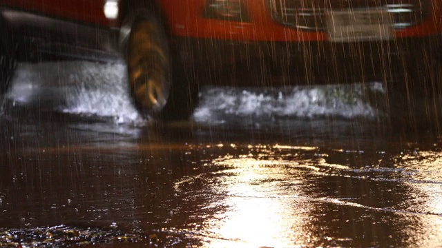 在暴雨引起的洪水中在被淹没的道路上驾驶汽车视频素材