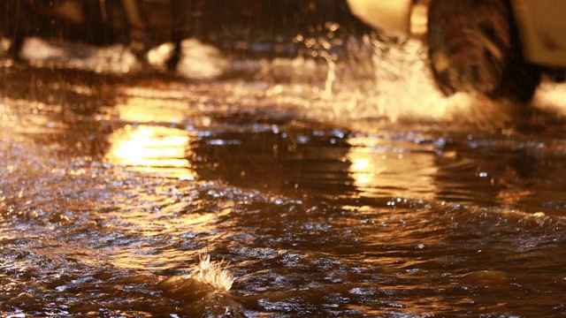 在暴雨引起的洪水中在被淹没的道路上驾驶汽车视频素材