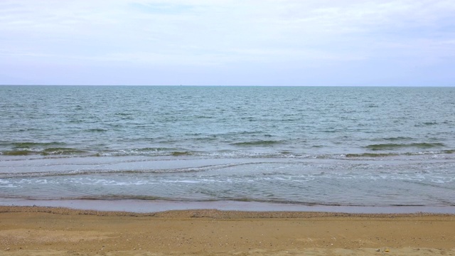 泰国热带海滩上的海景和晴朗的天空。视频素材