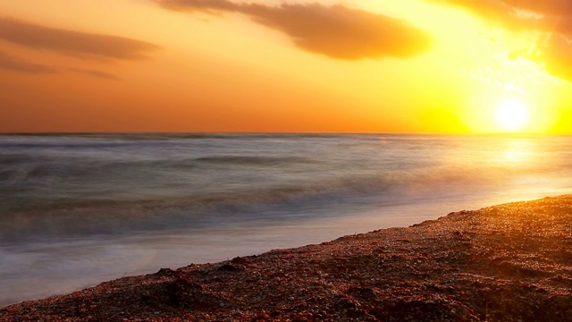 天空和云彩在海上夕阳的背景上视频素材