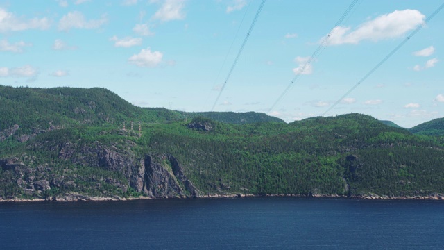 在阳光明媚的日子里，电线穿过岩石山的峡湾视频素材