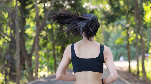 慢动作女人在公园里锻炼，跑步，慢跑视频素材