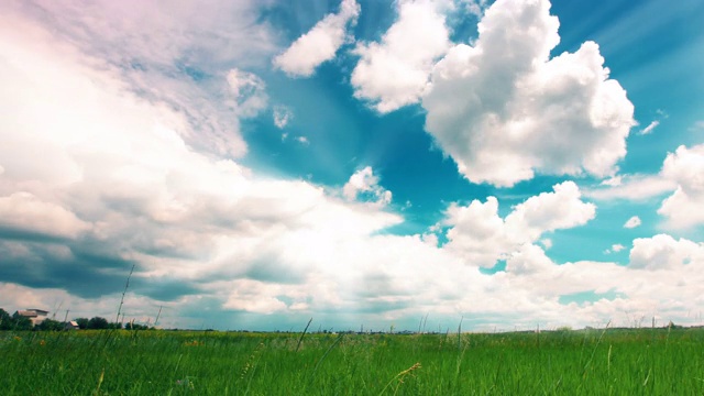 绿色的田野和多云的天空。4 k。全高清4096 x2304。视频素材