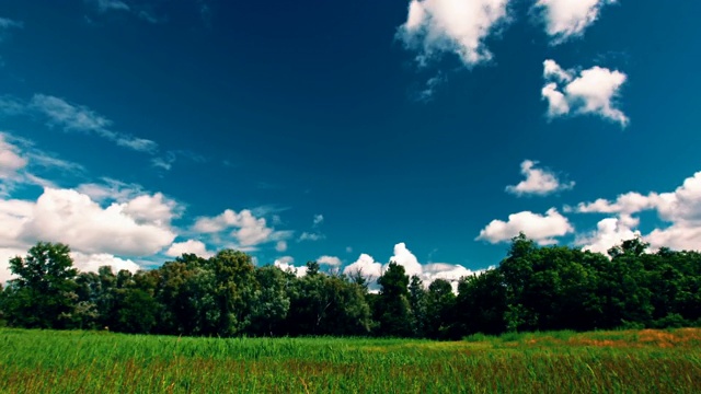 绿色的田野和多云的天空。4 k。全高清4096 x2304。视频素材