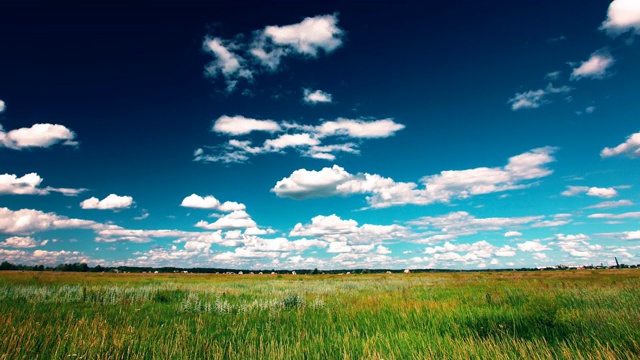 绿色的田野和多云的天空。4 k。全高清4096 x2304。视频素材