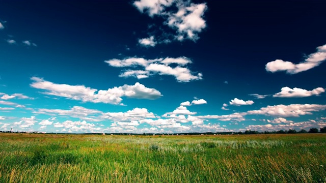 绿色的田野和多云的天空。4 k。全高清4096 x2304。视频素材