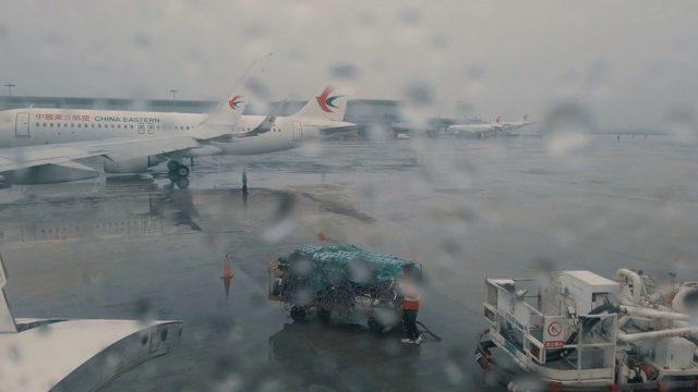 雨天的机场视频素材