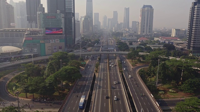 无人机拍摄的高速公路穿过雅加达南部商业区视频素材