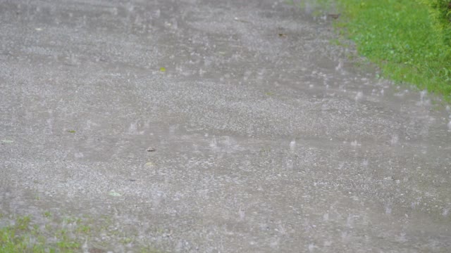 外面的混凝土地面上的雨滴视频素材