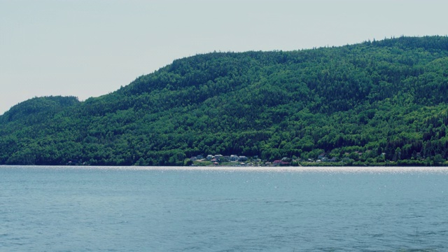 峡湾的风景与山与树在背景/平移左边视频素材