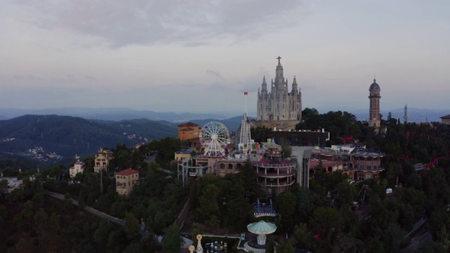 空中全景巴塞罗那的Tibidabo山游乐园与Collserola电视塔视频素材