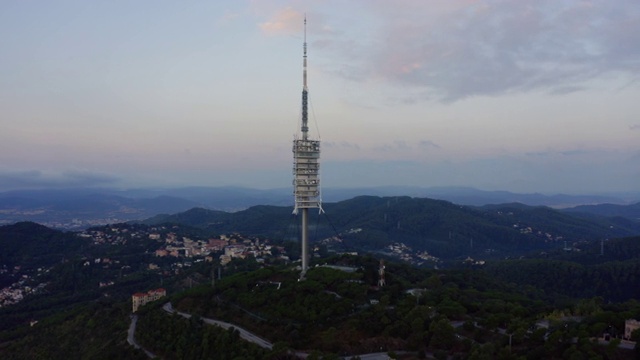 巴塞罗那日出前Tibidabo山和Collserola电视塔的鸟瞰图视频素材