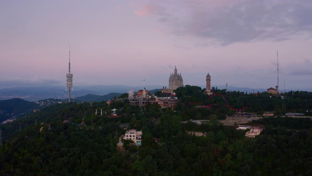 Tibidabo山鸟瞰图与Collserola电视塔在巴塞罗那市视频素材