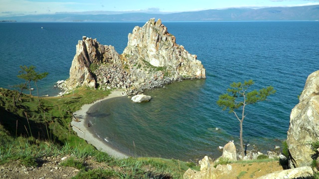 美丽的西伯利亚贝加尔湖风景。Olkhon上的Shamanka Rock全景。Burhan角。旅行的概念。贝加尔湖是世界上最长的淡水湖。自然背景。视频素材