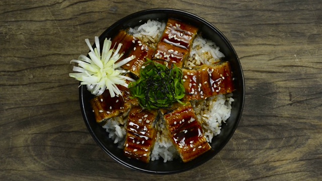 鳗鱼堂烤鳗鱼饭碗装饰海带腌姜雕刻蔬菜日本料理视频素材