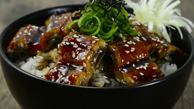 鳗鱼堂烤鳗鱼饭碗装饰海带腌姜雕刻蔬菜日本料理视频素材