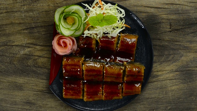 鳗鱼酱烤鳗鱼装饰腌姜雕刻蔬菜日本料理视频素材